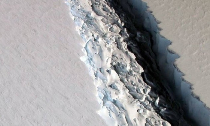 Fenda que separa o iceberg da plataforma Larsen C (Foto: NASA)