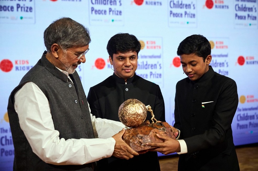 Vihaan e Nav Agarwal, de 17 e 14 anos, o Prêmio Internacional da Paz Infantil 2021  — Foto: Phil nijhuis / ANP / AFP