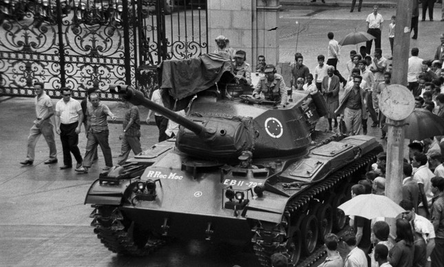 Tanque do Exército cerca o Parque Guinle no golpe militar de 1964