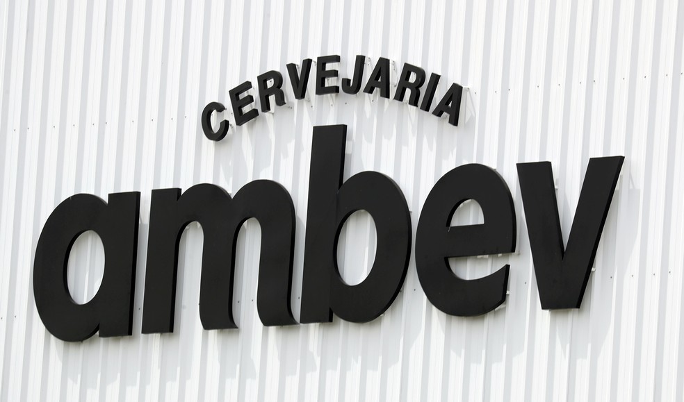 Unidade da Ambev em Fortaleza â€” Foto: Paulo Whitaker/Reuters