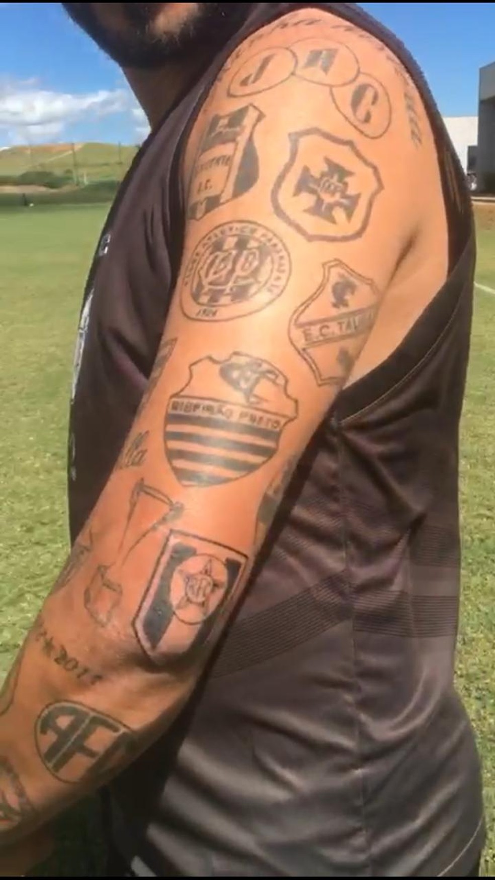 Promessa Cumprida Flavio Tatua Escudo Do Resende No Braco Futebol Ge