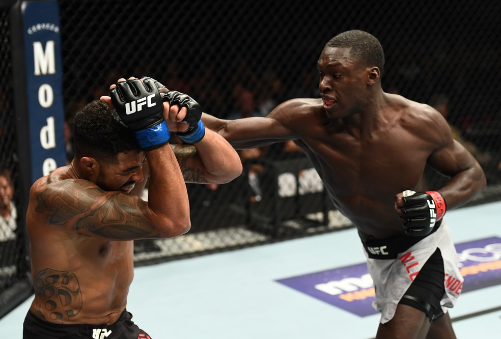 Curtis Millender ataca Max Griffin com combinação de golpes de boxe (Foto: Josh Hedges/ Getty Images)