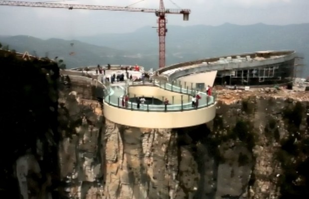 A passarela Yuanduan tem 26 metros de comprimento e 718 metros de altura (Foto: Reprodução / Youtube)