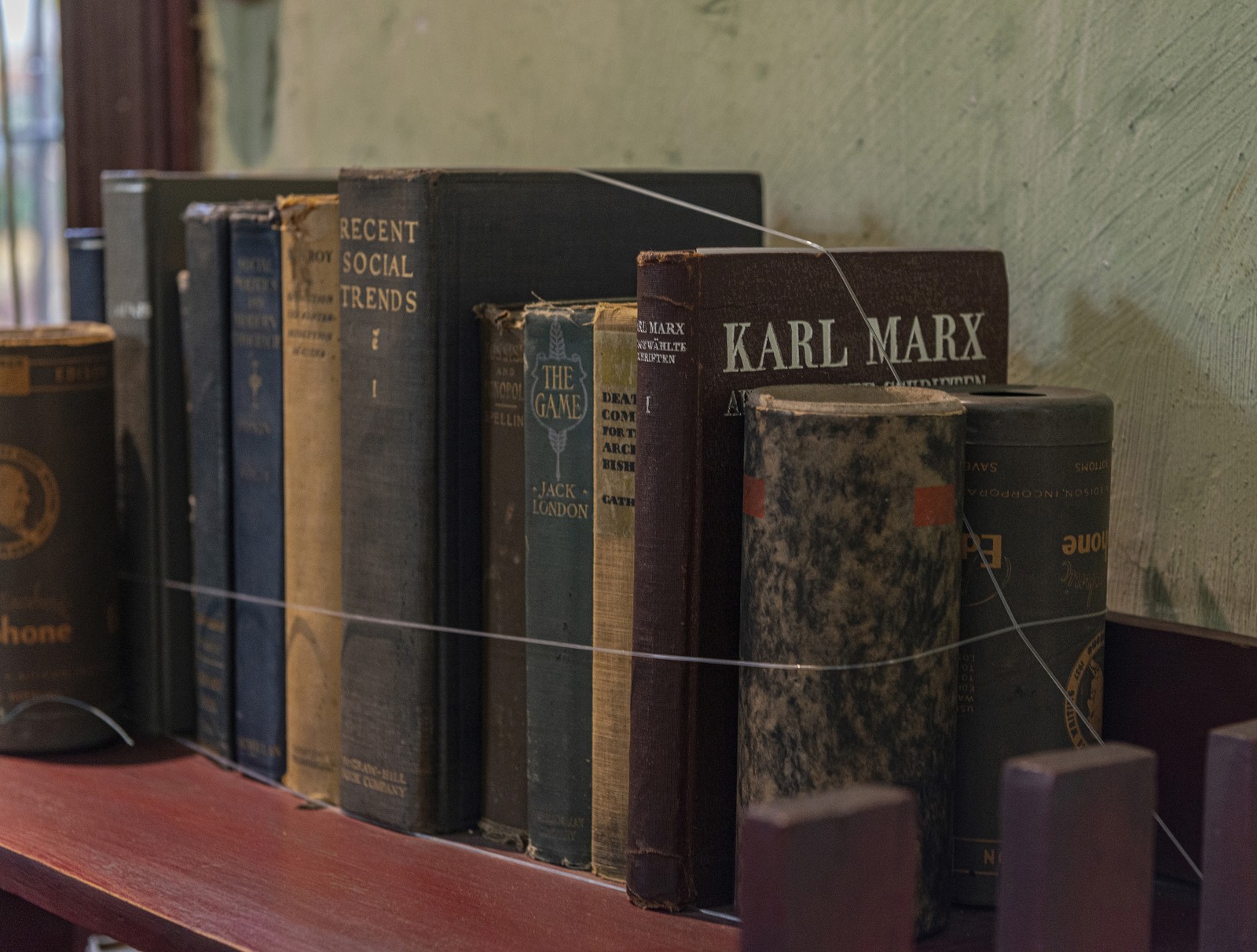 Livros dentro do Museo Casa de Leon Trotsky, no bairro de Coyoacán, na Cidade do México — Foto: Adrian Wilson/The New York Times