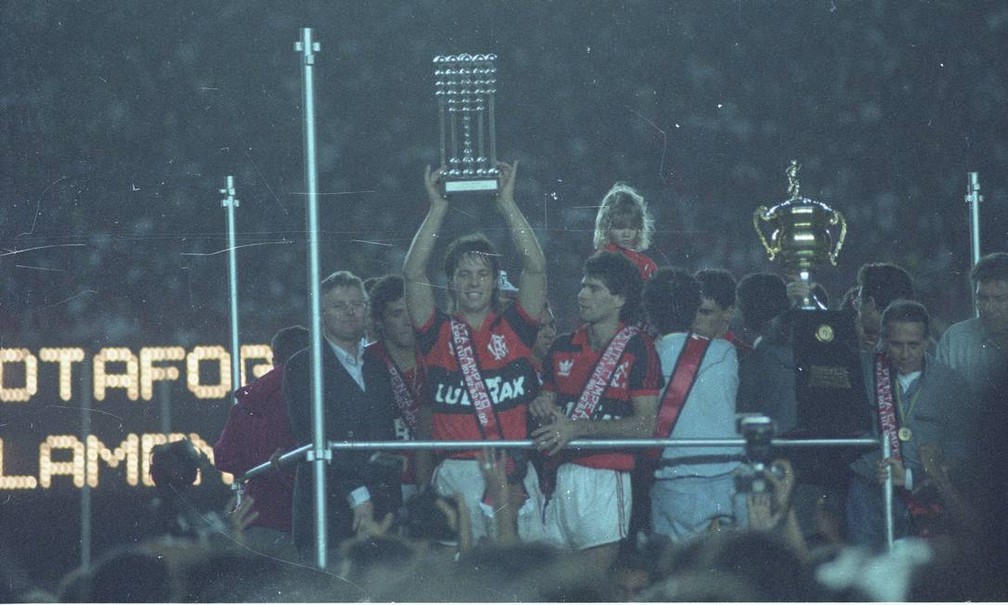 Gaúcho ergue a taça do Campeonato Brasileiro de 1992, conquistado pelo Flamengo — Foto: G. Bastos / Agência O Globo