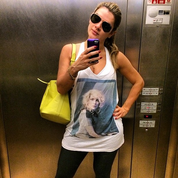 Mirella faz selfie no elevador (Foto: Reprodução / Instagram)