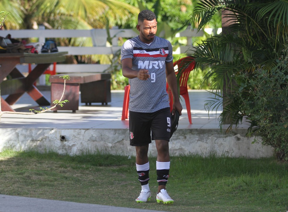 Antes de assinar com o Santa Cruz, atacante de 20 anos estava no Central, clube que defendeu durante a temporada de 2017 (Foto: Marlon Costa / pernambucopress)