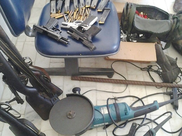 Armas de grosso calibre foram encontradas dentro de caminhão-pipa, no Agreste da Paraíba (Foto: Divulgação/10ª Batalhão de Polícia Militar da Paraíba)