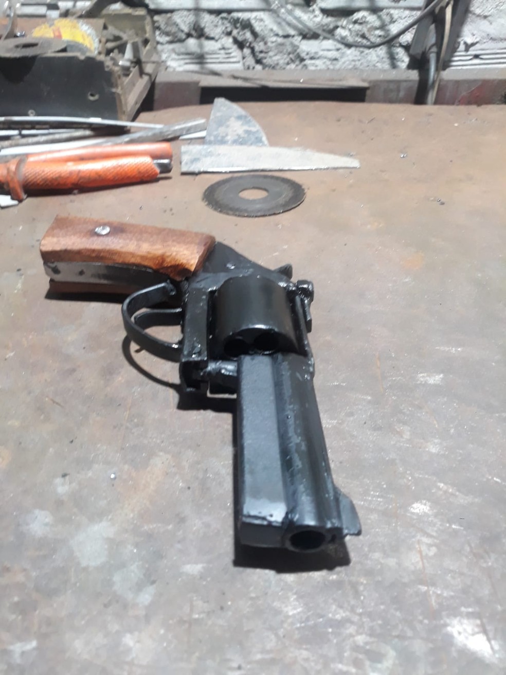 Uma das armas encontradas com suspeitos na Zona Oeste de Natal — Foto: PM/Cedida
