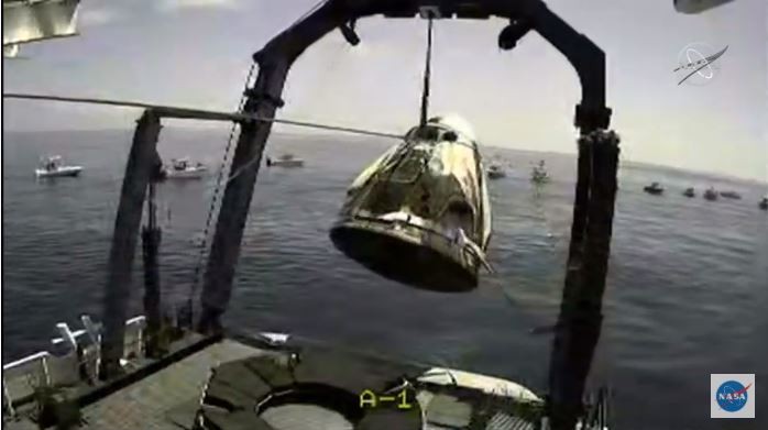 Crew Dragon é retirada do mar do Golfo do México (Foto: Reprodução/Nasa)
