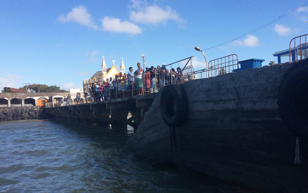 Passageiros esperam para embarcar no Terminal de Mar Grande, em Vera Cruz, na Bahia (Foto: Henrique Mendes / G1)