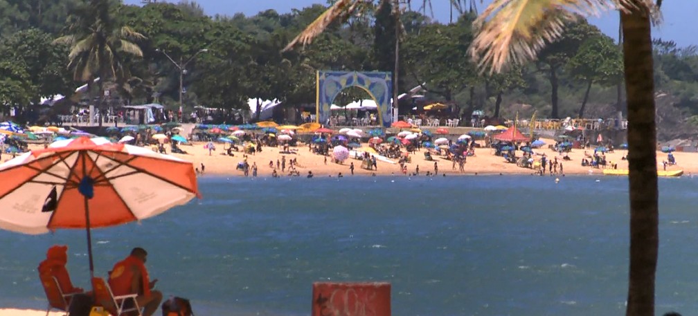 Praia da Costa, em Vila Velha, ES, lotada no primeiro dia do verão, mesmo com a pandemia do coronavírus. — Foto: Reprodução/TV Gazeta