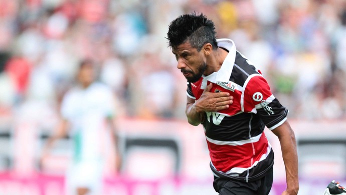 Grêmio lembra Zé Roberto e elogia Léo Moura, analisado pelo clube