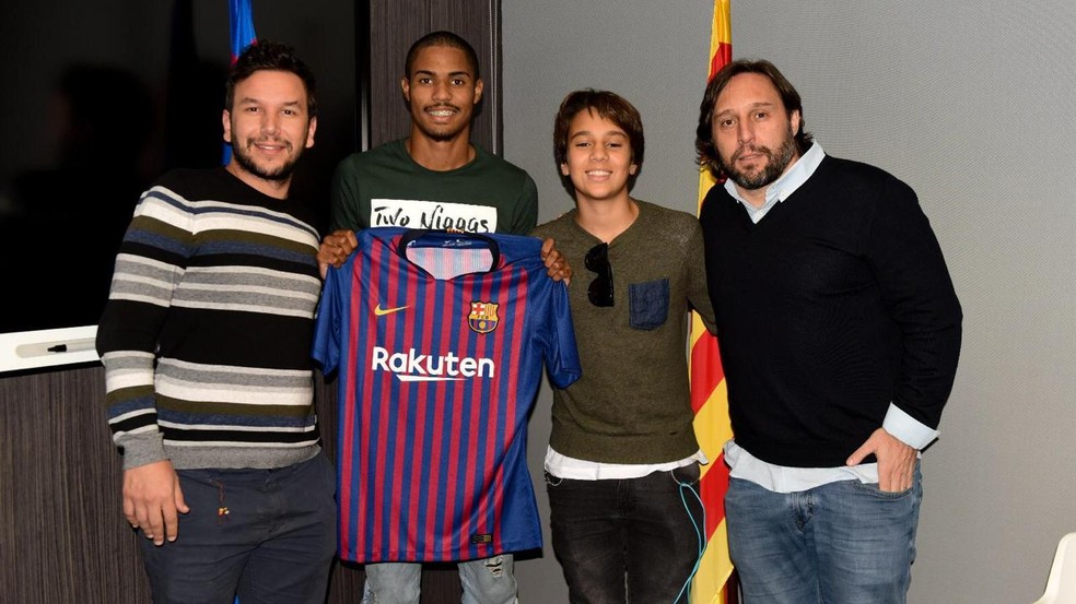 Gabriel Novaes ao lado do empresário João Celso Moraes (esquerda) com a camisa do Barcelona  — Foto: Reprodução/Instagram