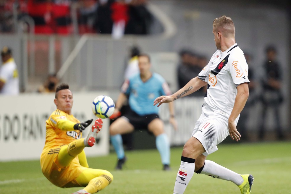 Diego Alves faz defesa durante o cl&aacute;ssico &mdash; Foto: FRANCISCO STUCKERT/AG&Ecirc;NCIA F8/ESTAD&Atilde;O CONTE&Uacute;DO