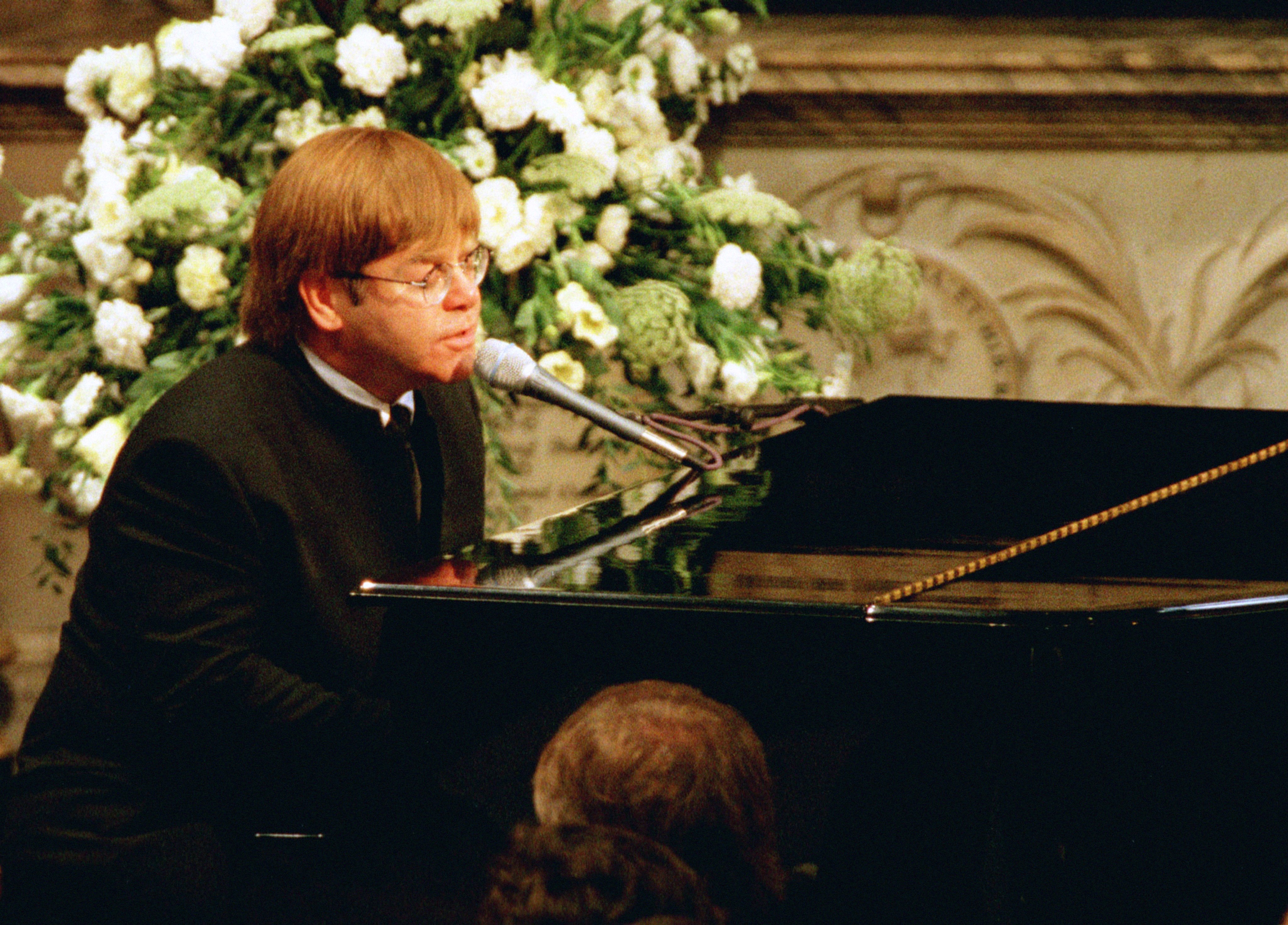Elton John cantando no funeral da Princesa Diana em 1997 (Foto: Getty Images)