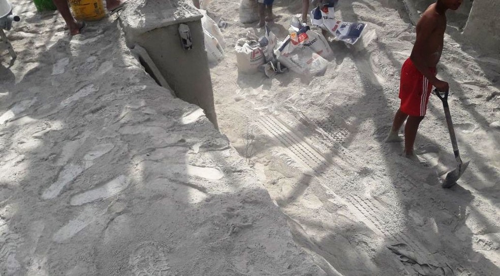 Funcionários trabalham na limpeza do cimento que vazou (Foto: Arquivo Pessoal)