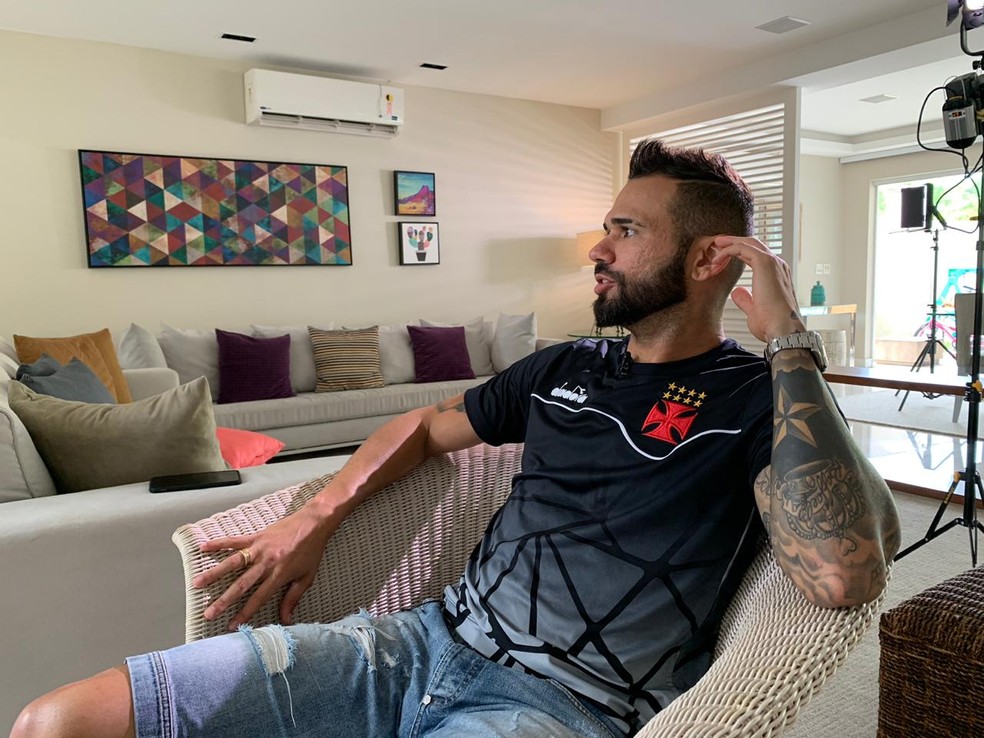 Leandro Castan em sua casa — Foto: Bruno Giufrida