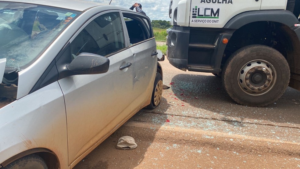 Durante a fuga, o suspeito bateu o veículo em um caminhão — Foto: Reprodução