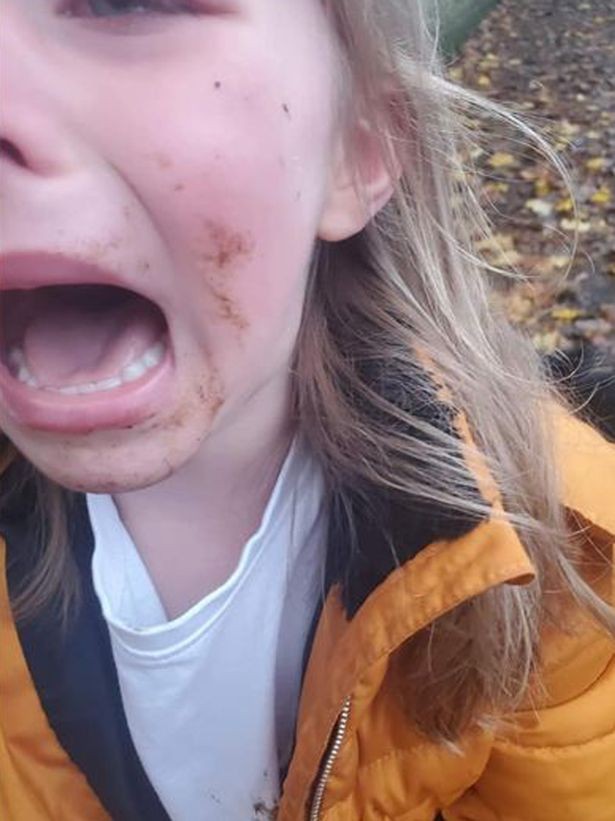 Meninas com fobia de germes cai em cima de coco de cachorro e fica traumatizada (Foto: Reprodução/Instagram)
