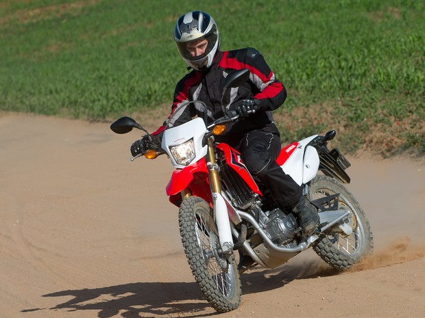 Honda CRF 250L é moto de trilha que deve potência no asfalto - 31/05/2013 -  UOL Carros