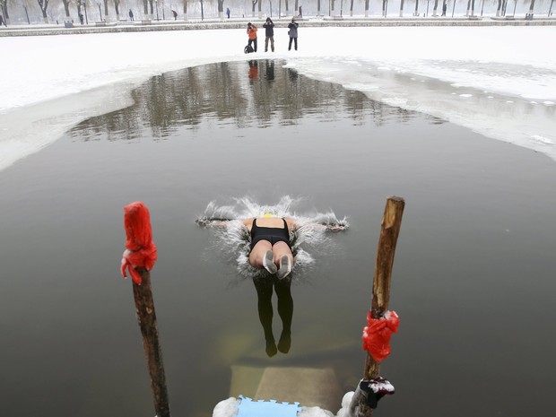 Chinesa encarou frio e nadou em lago congelado (Foto: Sheng Li/Reuters)