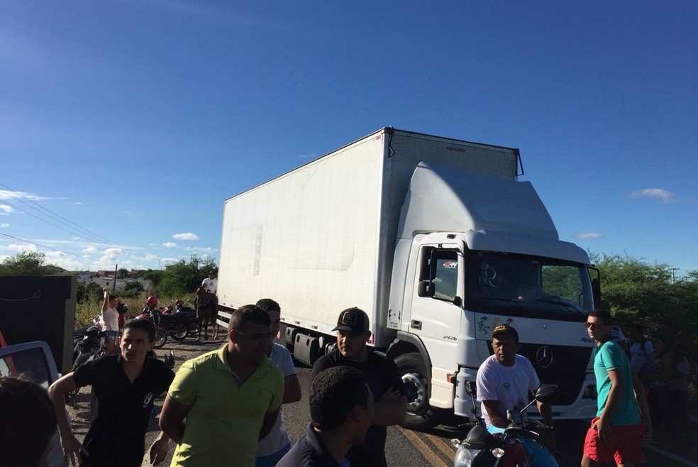 Caminhão atravessado em pista bloqueia trecho da BR-226 no interior do Ceará (Foto: Clodoaldo Pedrosa/Arquivo Pessoal)