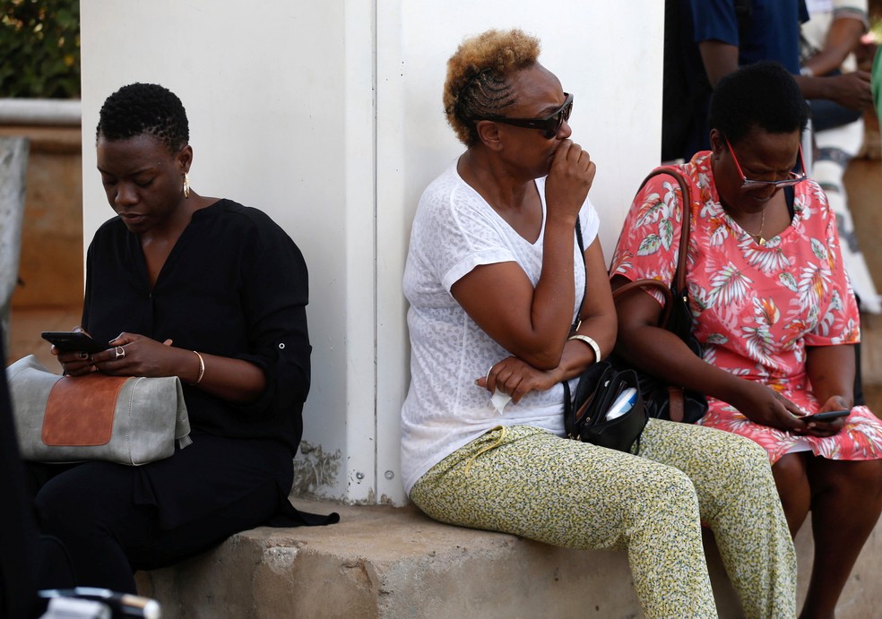 No Aeroporto Internacional Jomo Kenyatta, mulher aguarda informaÃ§Ãµes de voo que caiu na EtiÃ³pia. Noivo estava a bordo. â Foto: REUTERS/Baz Ratner