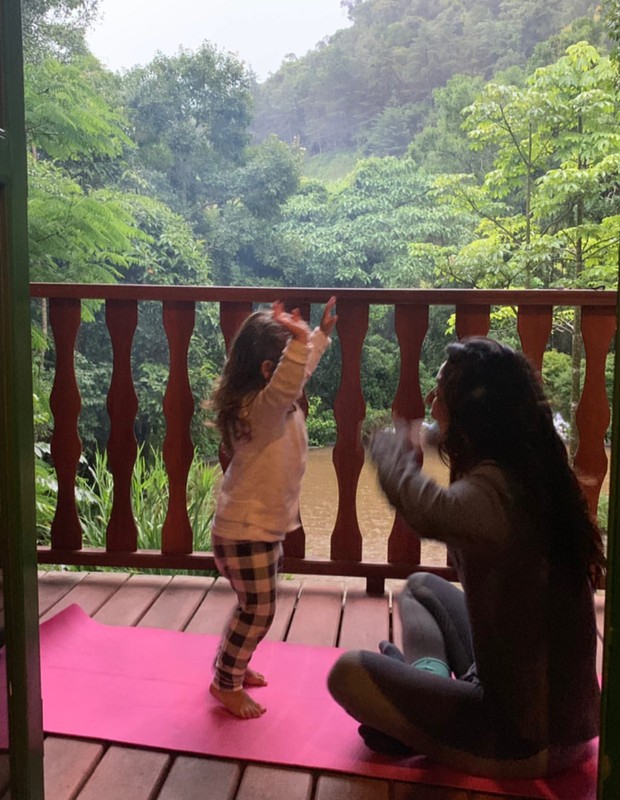 Madalena faz ioga com a mãe, Yanna Lavigne (Foto: Repodução)