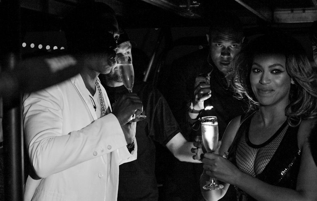 Jay-Z (à esq.) e Beyoncé estariam brindando para celebrar a gravidez? (Foto: Twitter)