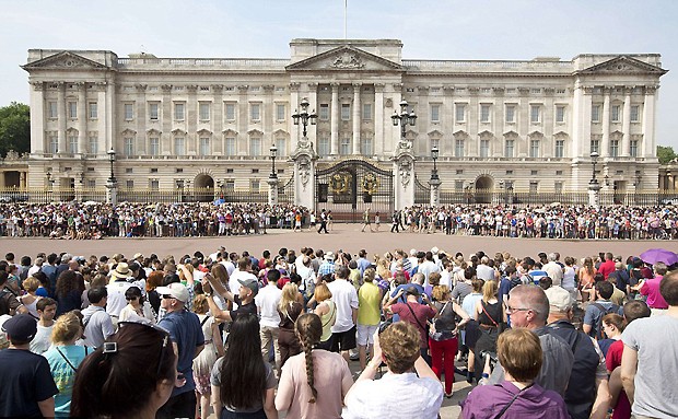 Milhares de pessoas se aglomeram na porta do Palácio de Buckingham  (Foto: Getty Images)