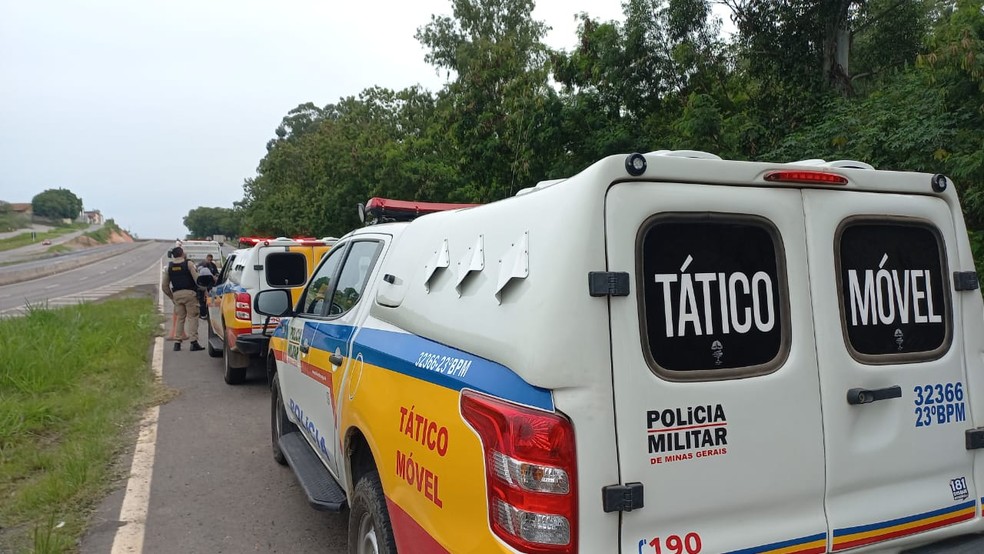 Polícia Militar atende ocorrência onde corpo de recém-nascido foi achado na MG-050 em Divinópolis — Foto: Marcela Mesquita/TV Integração