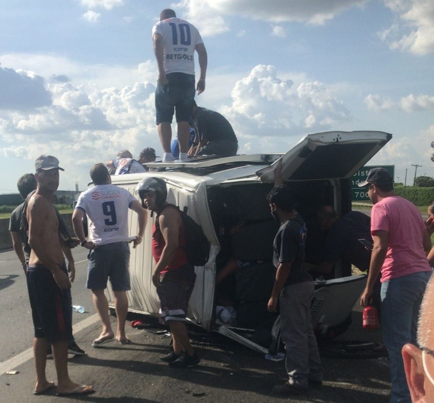 Torcedores sofrem ferimentos leves em capotamento de van na Rodovia Anhanguera, em Limeira