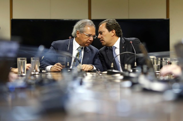 Guedes dá tom político a um ato que já era rotina desde o governo passado: o ‘despedalar’