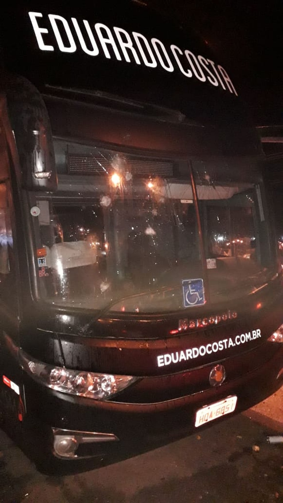 Ônibus de Eduardo Costa é apedrejado em Primavera do Leste (MT). — Foto: Divulgação