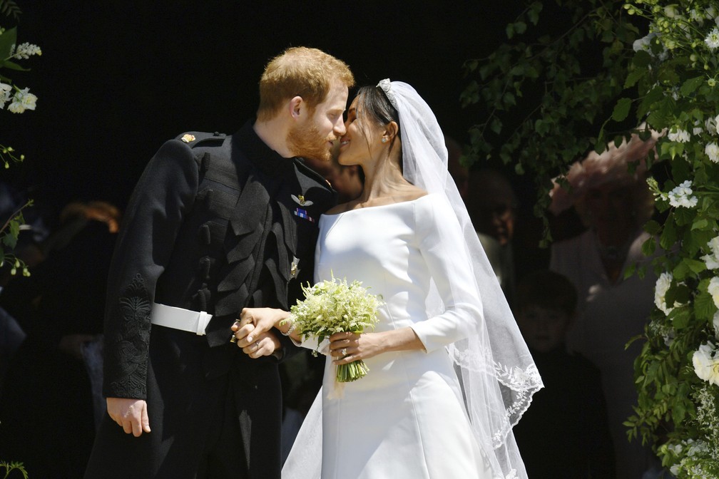 PrÃ­ncipe Harry e Meghan Markle se beijam apÃ³s casamento na Capela de SÃ£o Jorge (Foto: Ben Birchhall/pool photo via AP)