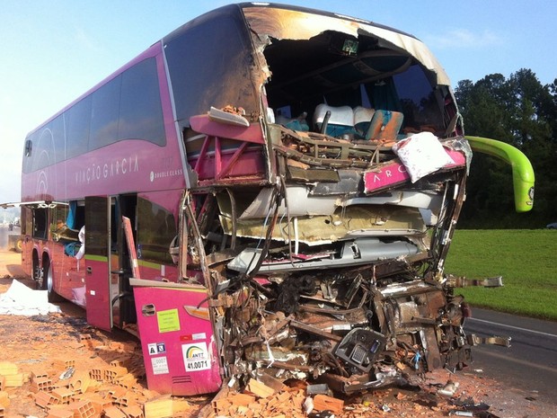 Frente de ônibus ficou completamente destruída no acidente (Foto: Felipe Bela/TV TEM)