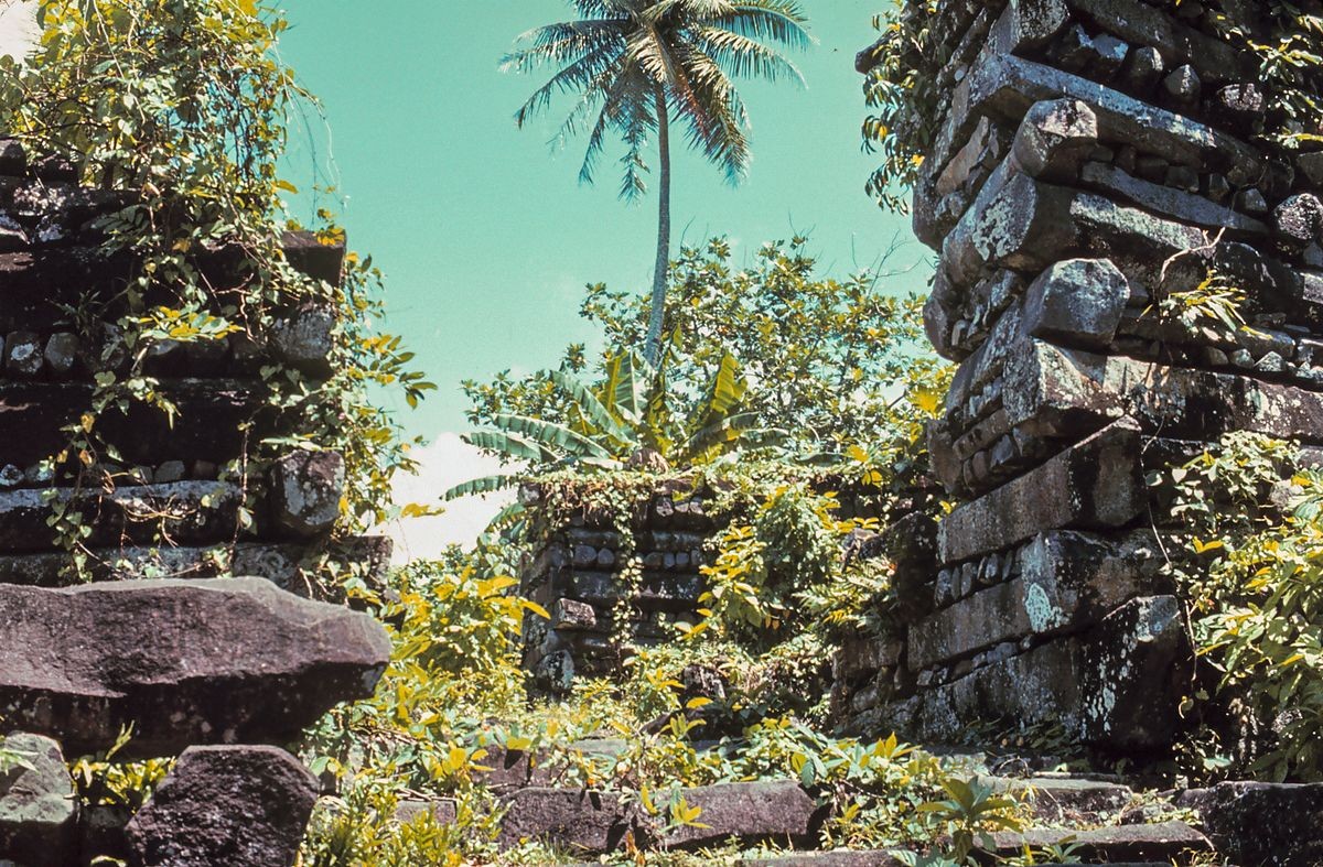 Quase desconhecida, Nan Madol é uma das maravilhas do mundo antigo (Foto: Domínio Público)