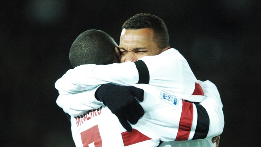 Mineiro e Josué se abraçam em título do São Paulo sobre o Liverpool