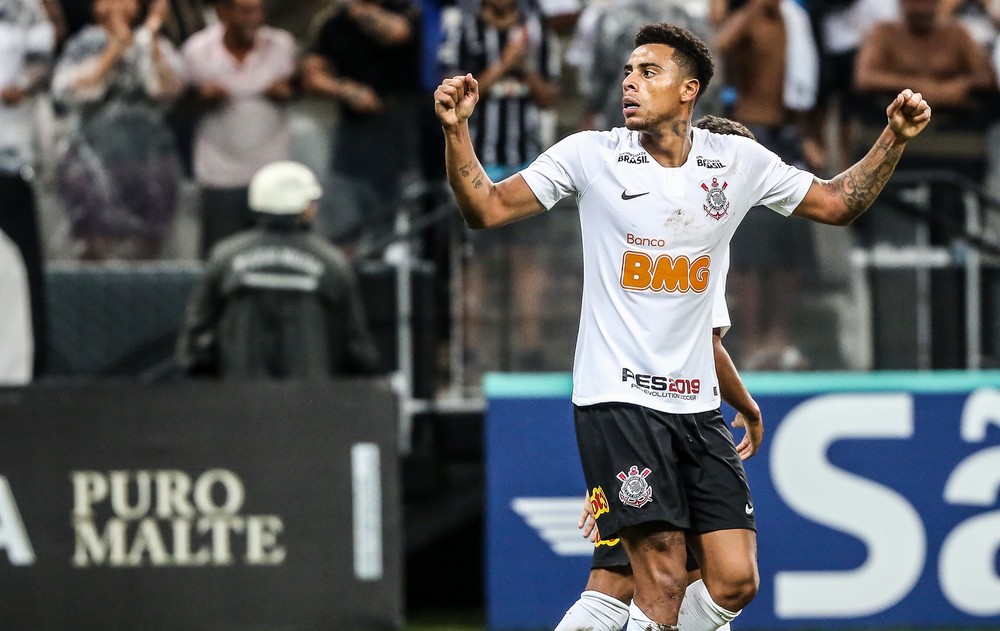 Palmeiras e Corinthians se enfrentam, com atenção aos seus camisas nove