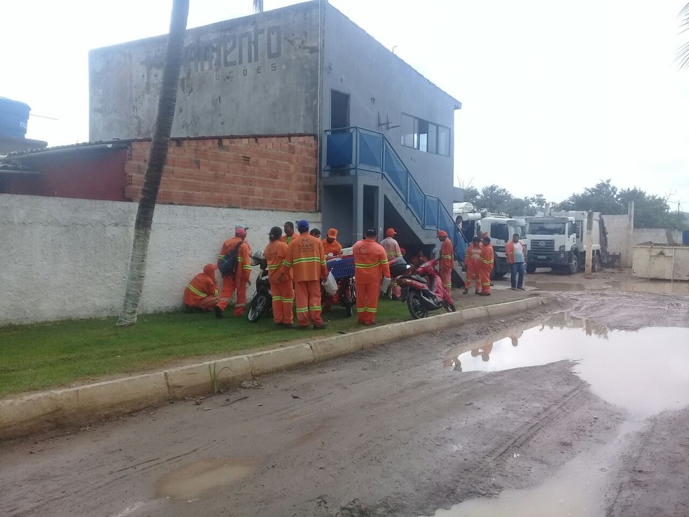 Funcionários da empresa responsável pela coleta de lixo de Marechal Dedoro cobram salários atrasados (Foto: Arquivo Pessoal )