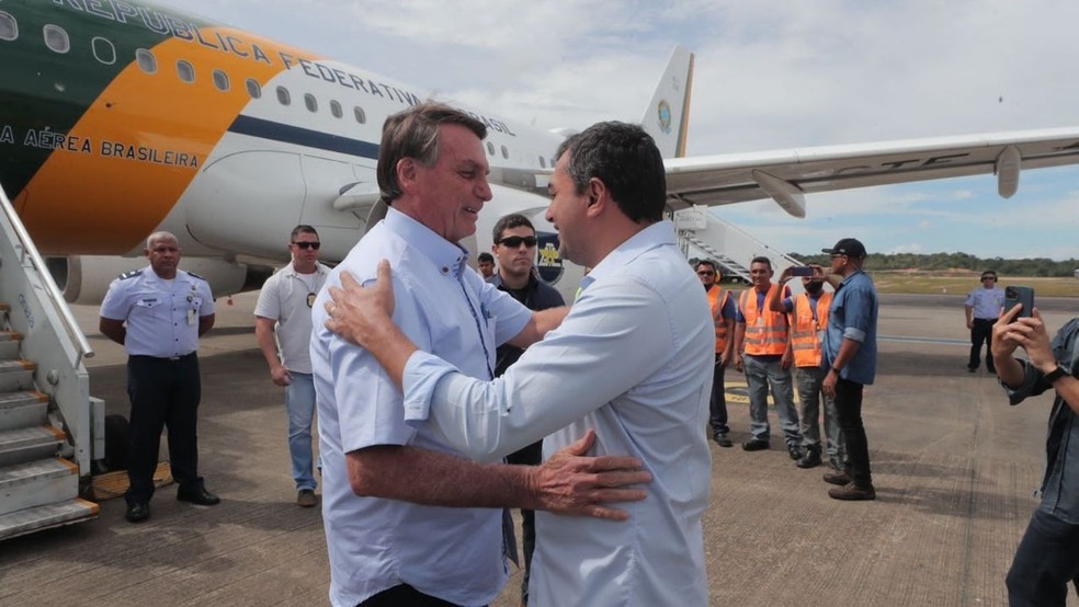 No Aeroporto Internacional de Manaus, Bolsonaro foi recepcionado pelo governador do Amazonas, Wilson Lima.  — Foto: Diego Peres/Secom