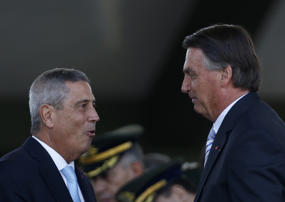 Braga Netto conversa com Jair Bolsonaro durante cerimônia do Dia do Soldado na capital federal, em agosto