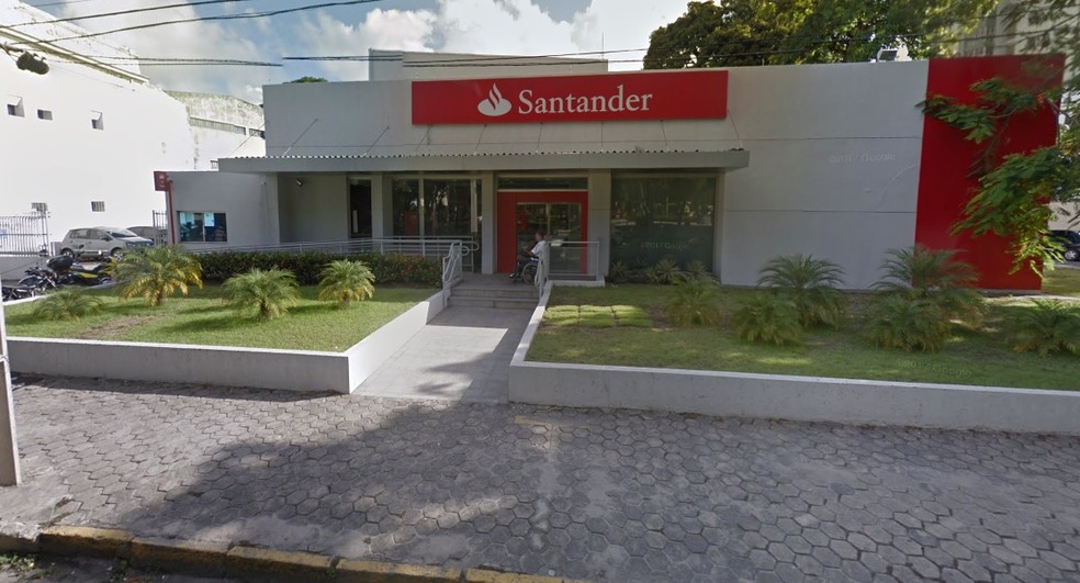 Caso aconteceu no Santander localizado na Avenida Rui Barbosa, no bairro das Graças, no Recife (Foto: Reprodução/Google Street View)