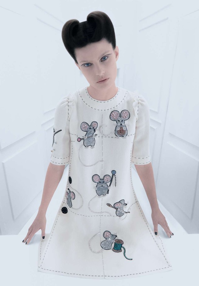 Isabeli Fontana veste Dolce&Gabbana na Vogue de dezembro (Foto: Arquivo Vogue)