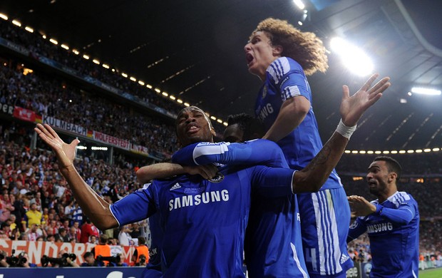 Drogba David Luiz gol Chelsea (Foto: AFP)