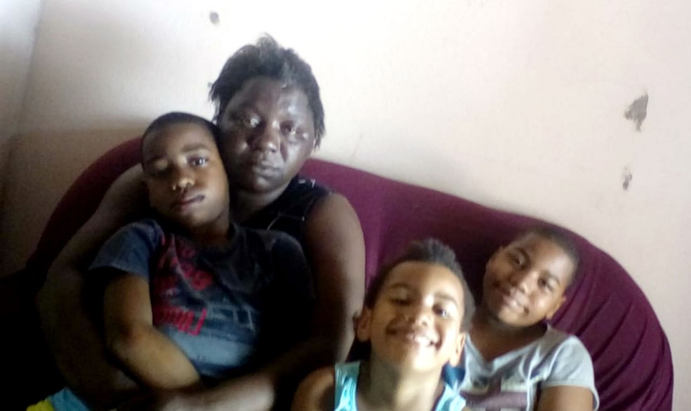 A pensionista Simone Pereira com três de seus sete filhos em sua casa, na Jardim Primavera, em Lins: "Agora teremos um Natal de R$ 1,99" — Foto: Arquivo pessoal