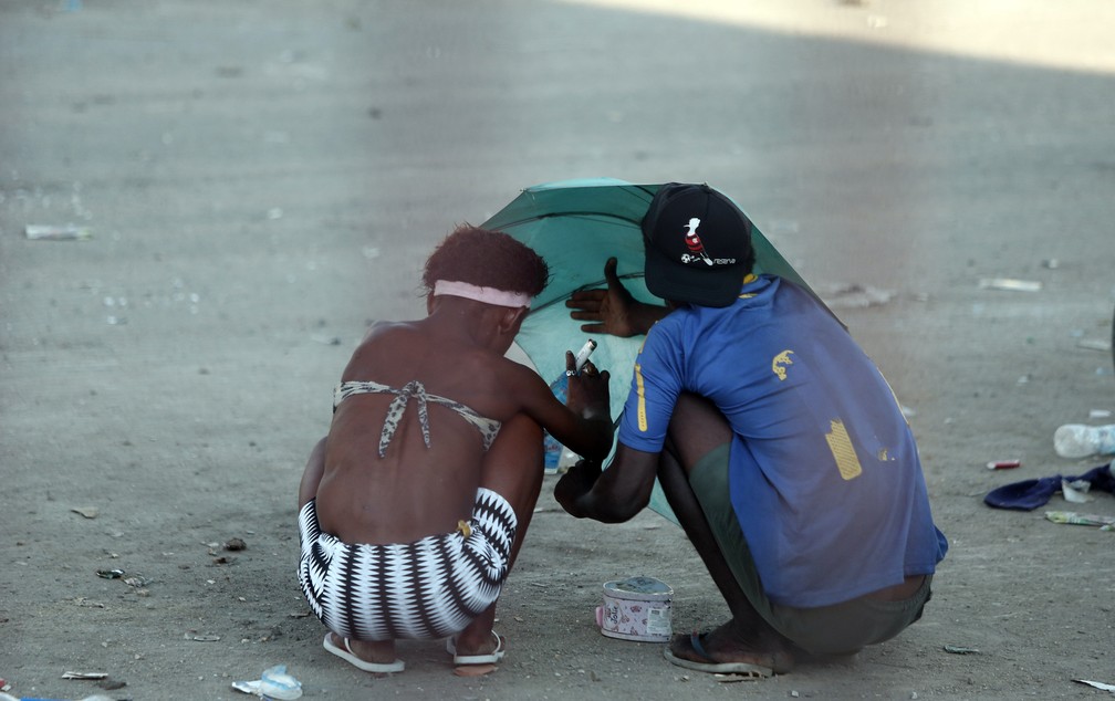 Pessoas fazem uso de drogas debaixo de viaduto na Av. Brasil (Foto: Marcos Serra Lima / G1)