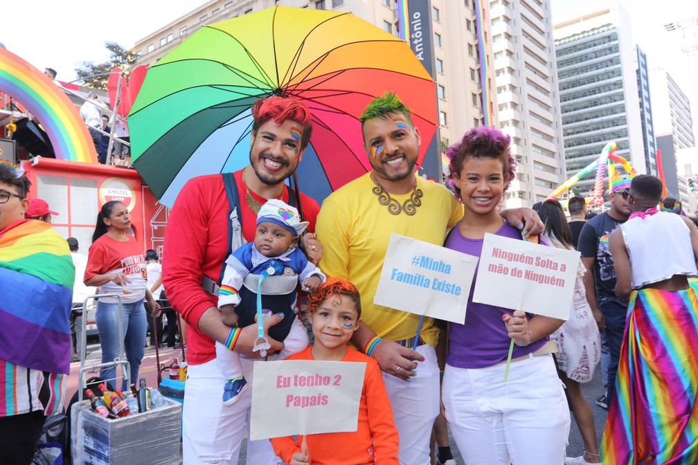 Ricardo e Leandro com os três filhos na 23ª Parada LGBT em São Paulo.  — Foto: Foto: Celso Tavares/G1