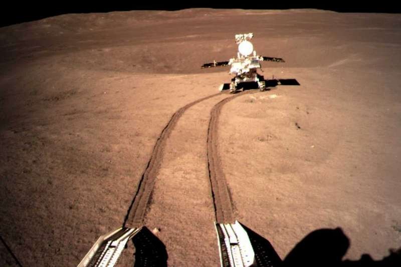 Sonda chinesa Yutu 2 explora a superfície lunar. (Foto: CNSA)